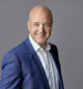 Fredrik Reinfeldt - Fredrik Reinfeldt er Sveriges tidligere statsminister, partileder, forfatter og rådgiver. Han snakker om geopolitiske endringer, digitalisering, vilkår for handel og bærekraftspørsmål.
