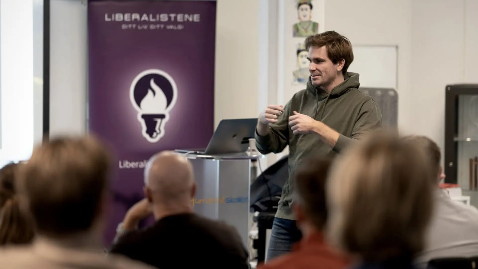 Sindre Wiig Nordby - <p>Sindre Wiig Nordby er en dynamisk influencer, skiinstruktør og tidligere langrennsløper som har tatt Norge med storm gjennom sitt skarpe blikk på offentlig sløsing, byråkrati og strømpriser.&nbsp;</p>