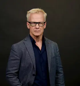 Stein Morten Lier - Stein Morten Lier er gründer av podkasten Avhørt og viser hvordan historiefortelling og podkast bygger sterke merkevarer.