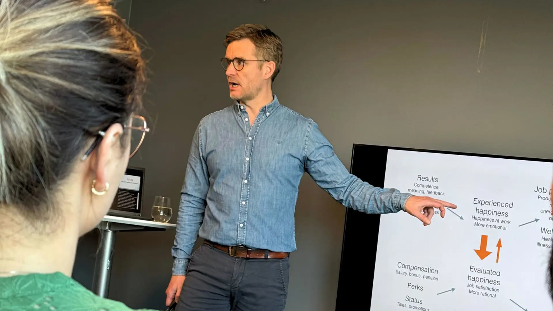 Henrik Mærsk - <p data-start="454" data-end="673"><span class="whitespace-normal">Henrik Mærsk</span> er en forskningsforankret foredragsholder innen arbeidsglede og teamutvikling, kjent for å gjøre tung fagkunnskap praktisk, engasjerende og anvendbar.</p>