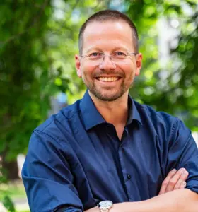 Trygve Svensson - Trygve Svensson er retoriker og samfunnsdebattant som gjør store spørsmål om språk, makt og konflikt både forståelige og engasjerende.