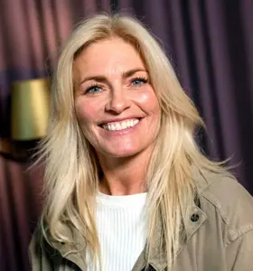 Mia Hundvin - Med sin omfattende erfaring og karismatiske tilstedeværelse er Mia Hundvin det perfekte valget som konferansier for arrangementer der energi, humor og autentisk formidling er i fokus.