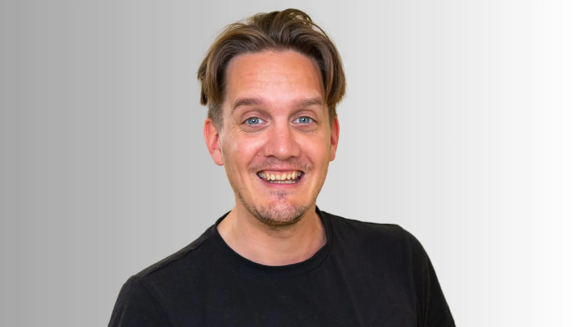 Marius Thorkildsen - Standupkomiker, leder, ekspert på historiefortelling og teknologientusiast. Marius Thorkildsen er en komiker med substans, som gir deg viktige temaer presentert på en morsom og underholdende måte.