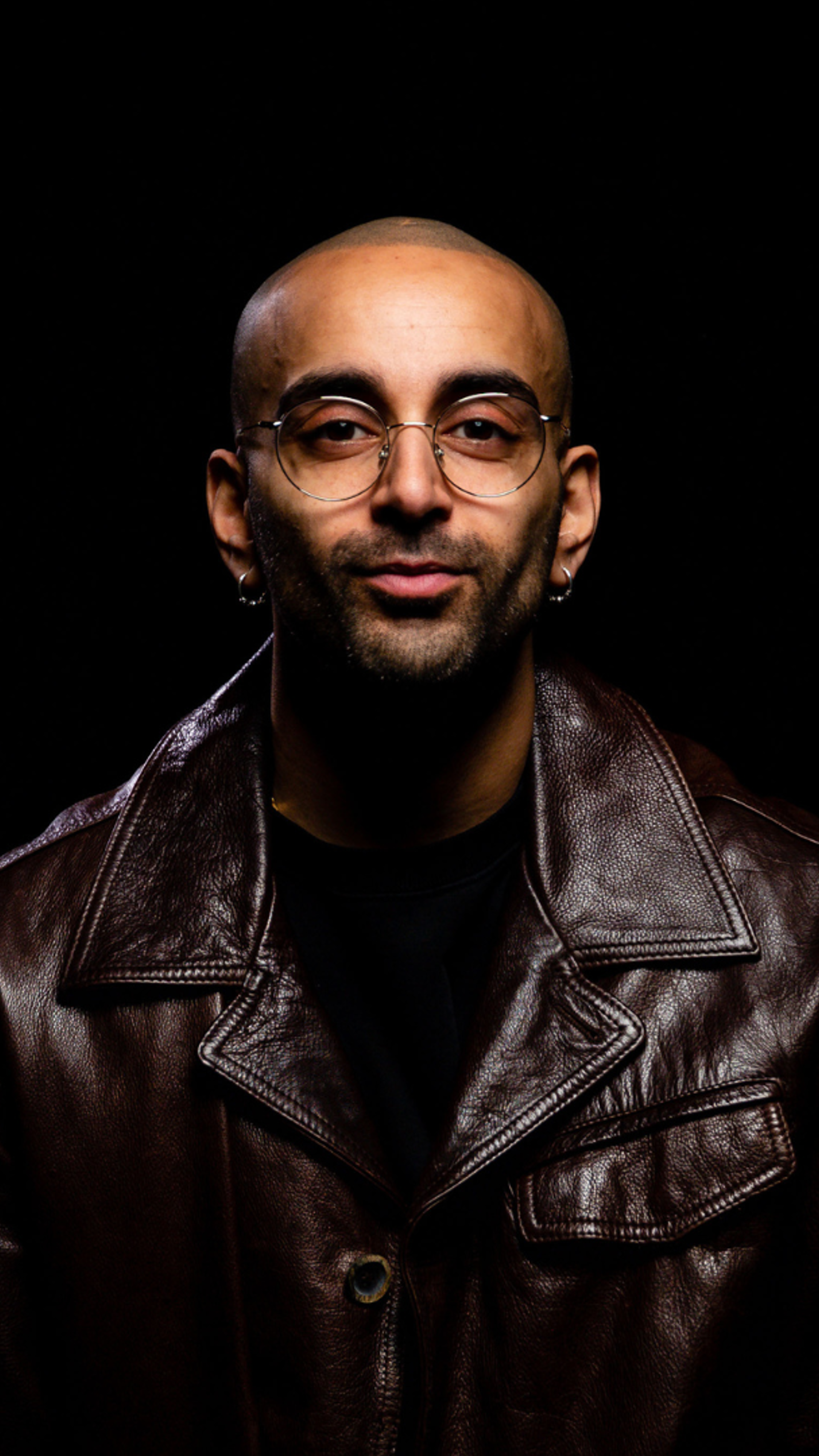 Adil Khan - <p>Adil Khan holder sterke foredrag om psykisk helse, motgang og mestring – basert på egen livsreise fra utenforskap til suksess.</p>