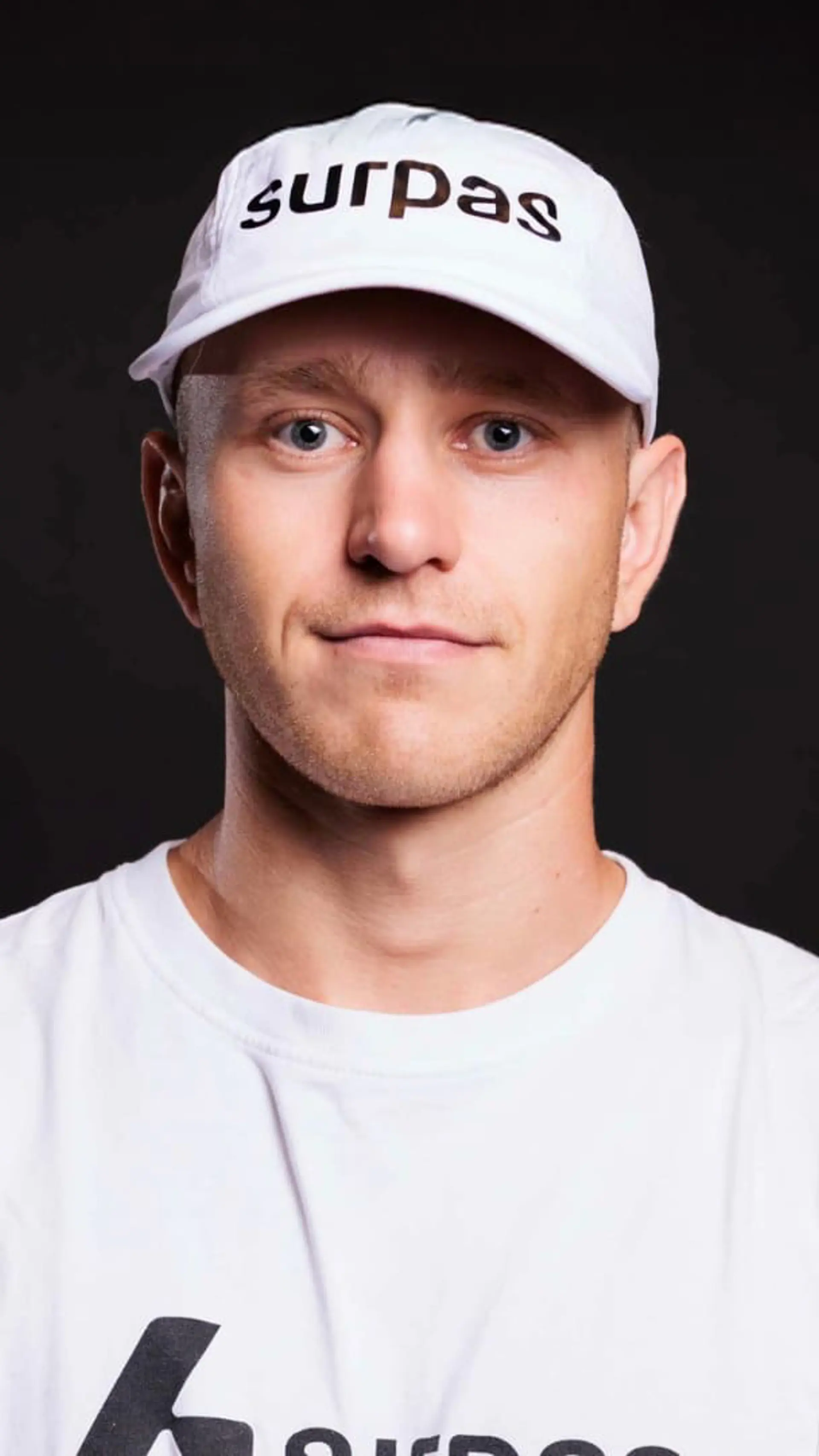 Kristian Grue - <p><span class="whitespace-normal">Kristian Grue</span> deler prestasjonsmetodikk fra toppidrett og arbeidsliv – om å prestere smart, prioritere riktig og holde nivået over tid.</p>