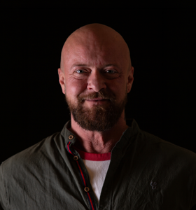 Robin Bratlie - Robin Bratlie er transperson, tidligere skuespiller, og en erfaren foredragsholder, som gir deg verktøyene du trenger for å ta tak i livet og endre det til ett liv og en hverdag du kan stå rakrygget i!
