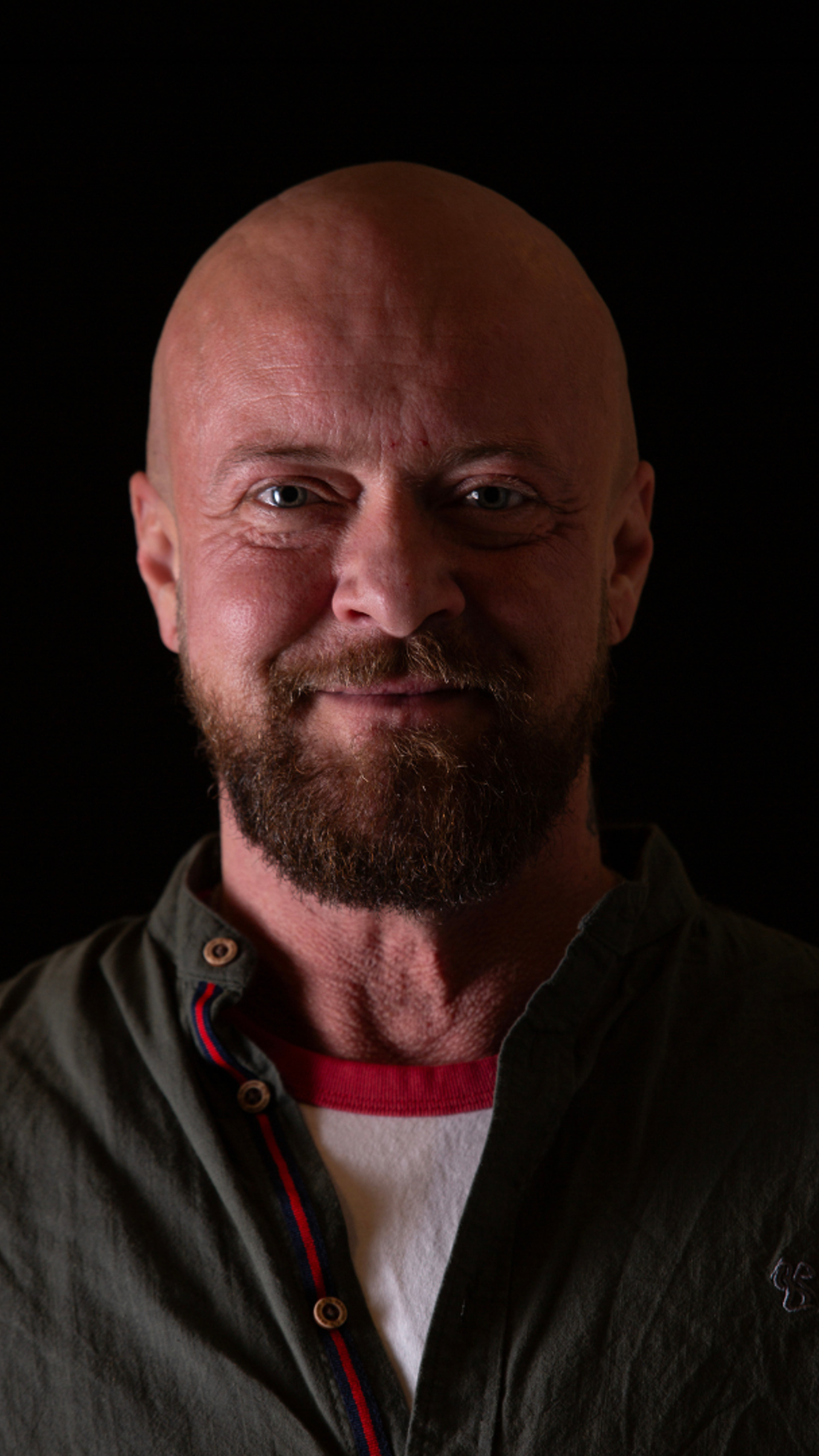 Robin Bratlie - Robin Bratlie er transperson, tidligere skuespiller, og en erfaren foredragsholder, som gir deg verktøyene du trenger for å ta tak i livet og endre det til ett liv og en hverdag du kan stå rakrygget i!