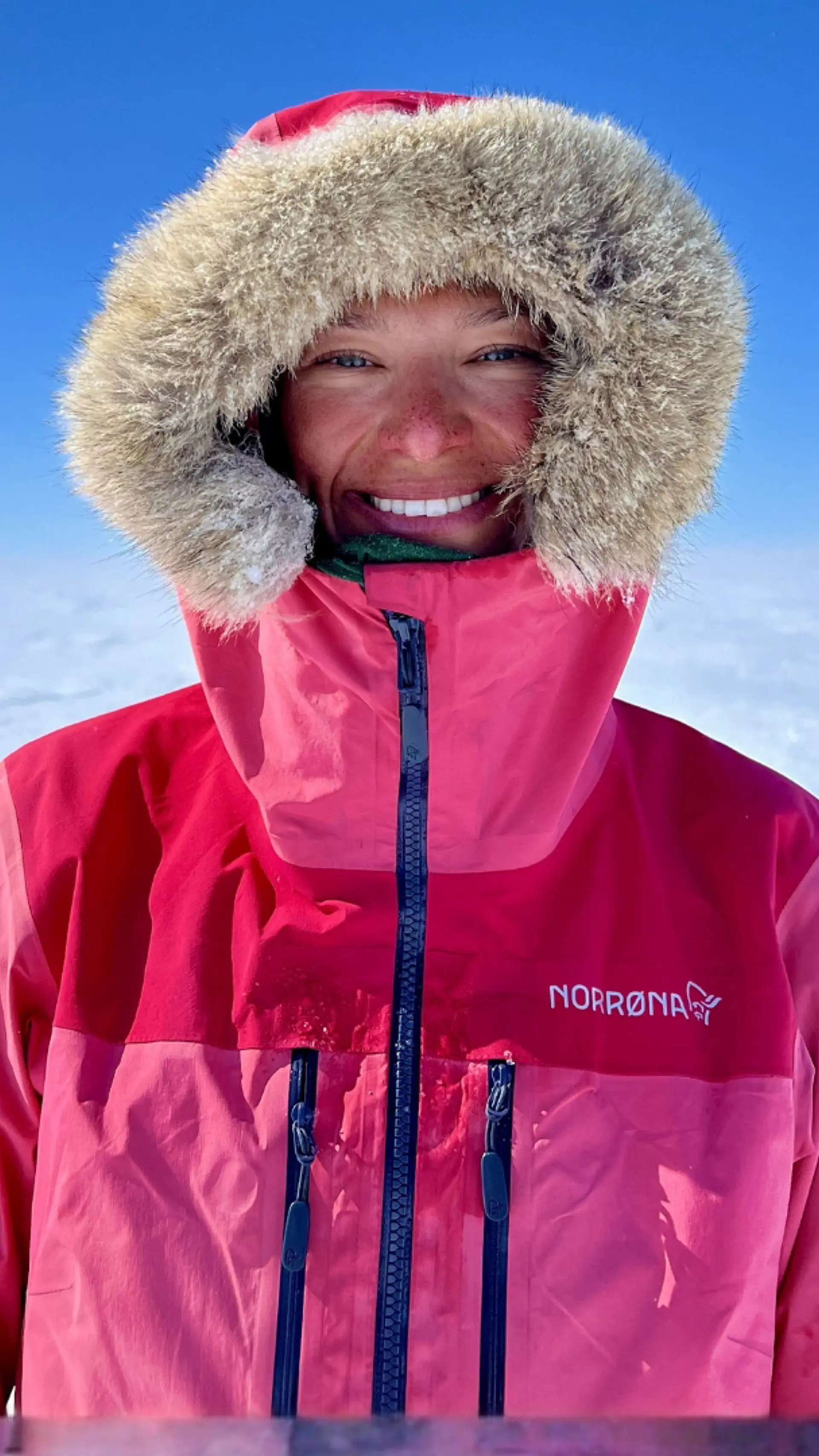 Hedvig Hjertaker - <p><strong>I 2023 ble Hedvig Hjertaker den yngste kvinnen i verdenshistorien til å gå alene til Sydpolen. I løpet av 49 dager tilbakela hun 1130 kilometer på verdens kaldeste og mest forblåste kontinent - helt alene.</strong></p>