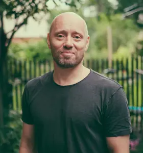 Aksel Hennie - Aksel Hennie leverer ærlige, sterke og engasjerende foredrag med ekte historier om valg, mot og handlekraft, som inspirerer.