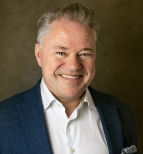 Anders Martinius Tangen - Anders Martinius Tangen kombinerer humor og innsikt for å hjelpe bedrifter med å navigere endringer og skape bedre arbeidsmiljøer