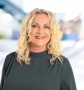 Tanja Bø Uggerud - Tanja er en engasjerende og erfaren foredragsholder med en unik evne til å skape energi og tilstedeværelse på scenen. Med nesten 30 års ledererfaring og over 400 foredrag bak seg, formidler hun med ekte engasjement om hvordan man kan håndtere ulike mennesker.