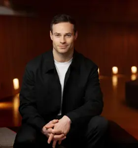 Daniel Grindeland - Fra sterk skolemotstand til «Årets elev» og senere nummer 8 i verden i breaking. Daniel Grindeland viser hvordan mennesker, målrettet trening og egne valg kan endre retningen i livet.