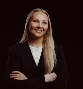 Emma Ingebrigtsen - Daglig leder og en av Norges yngste profesjonelle foredragsholdere, formidler på en ekte og engasjerende måte som treffer både unge og voksne.