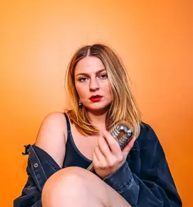 Sunniva Tillson - Sunniva Tillson, bedre kjent som StSunniva, har raskt blitt en av de mest markante stemmene i norsk offentlighet. Med skarpt språk, humor og et vågalt syn på samfunnsdebatten, utfordrer hun både publikum og medier. Sunniva har skapt en unik posisjon som samfunnsdebattant, med et solid fotfeste i både tradisjonelle og sosiale medier.