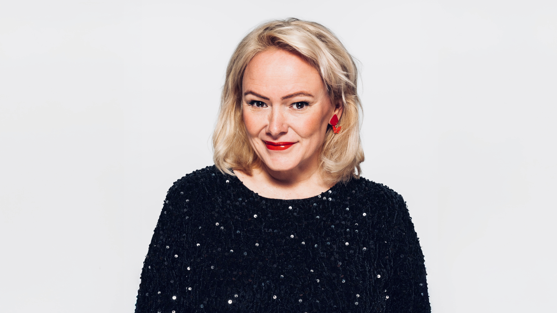 Trine Lise Olsen - Opplev Trine Lise Olsen, en anerkjent samisk-norsk komiker, foredragsholder og forfatter, kjent for sin unike humor og evne til å engasjere publikum.