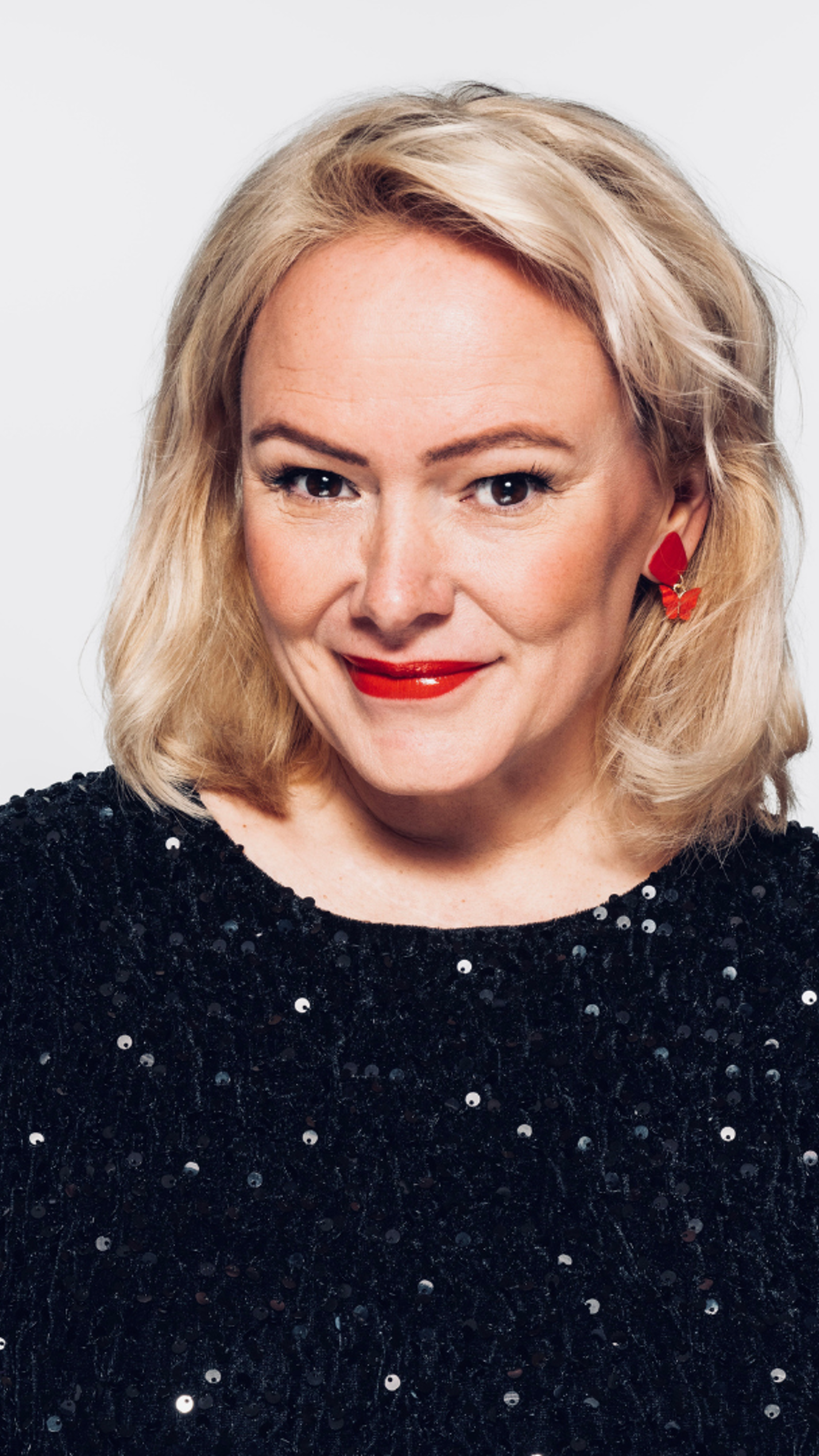 Trine Lise Olsen - Opplev Trine Lise Olsen, en anerkjent samisk-norsk komiker, foredragsholder og forfatter, kjent for sin unike humor og evne til å engasjere publikum.