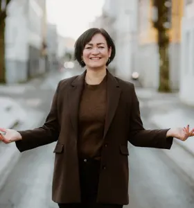 Unn Therese Omdal - Unn Therese Omdal gir sterke og forskningsbaserte foredrag om kvinnehelse, sykefravær og et mer bærekraftig arbeidsliv.