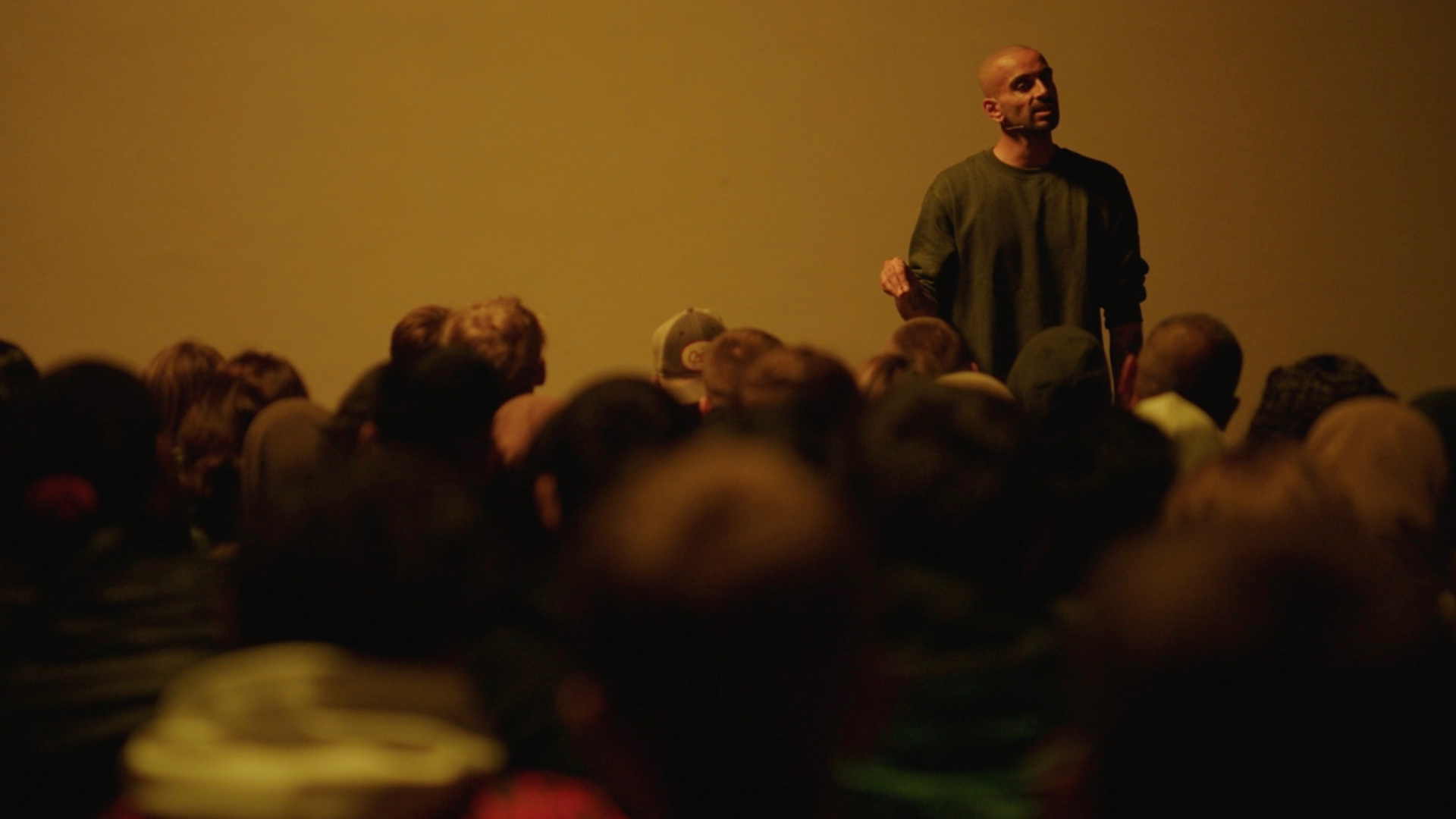 Adil Khan - <p>Adil Khan holder sterke foredrag om psykisk helse, motgang og mestring – basert på egen livsreise fra utenforskap til suksess.</p>