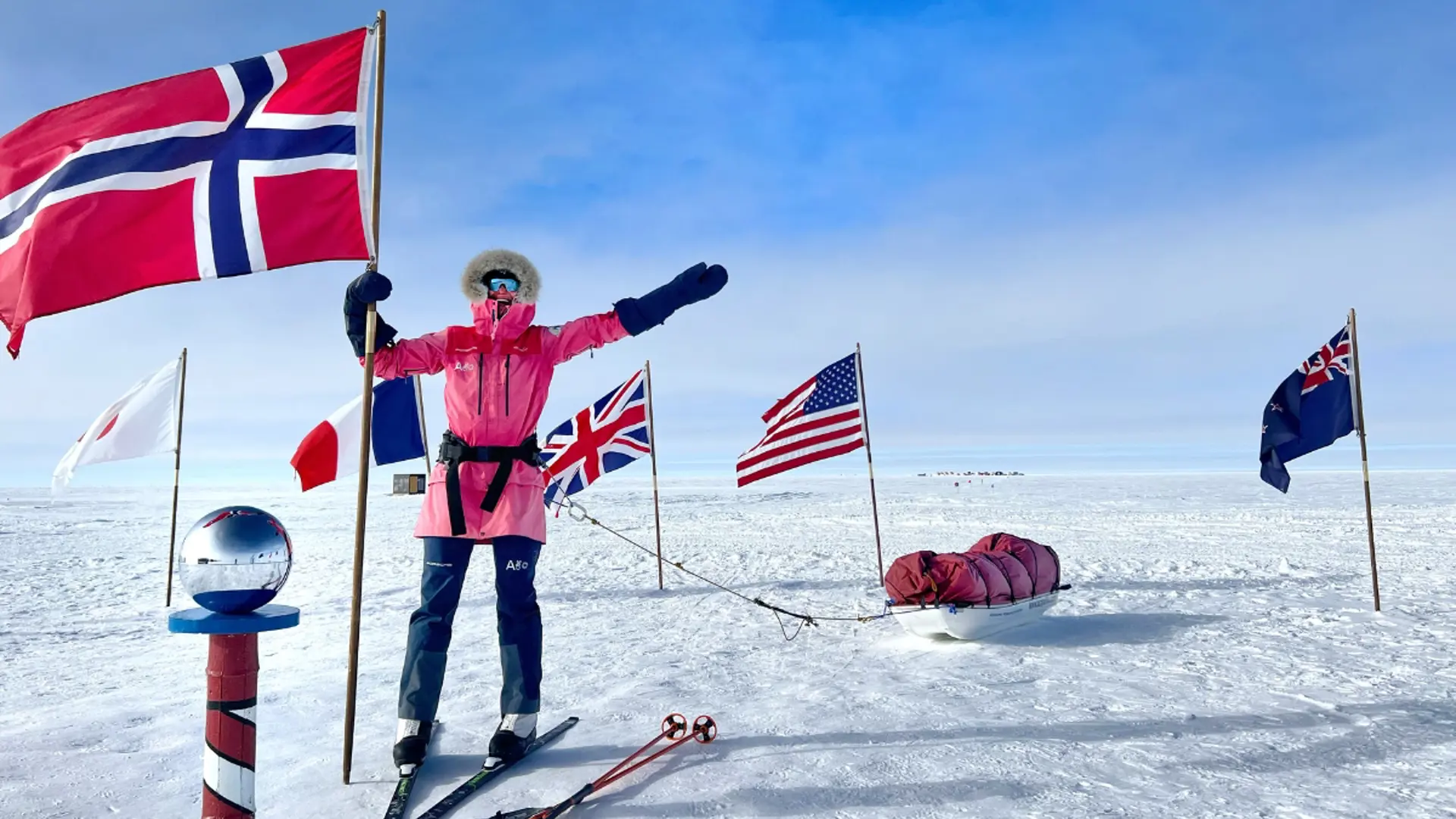 Hedvig Hjertaker - <p><strong>I 2023 ble Hedvig Hjertaker den yngste kvinnen i verdenshistorien til å gå alene til Sydpolen. I løpet av 49 dager tilbakela hun 1130 kilometer på verdens kaldeste og mest forblåste kontinent - helt alene.</strong></p>
