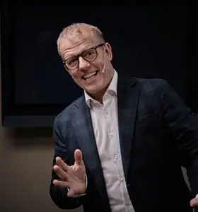 Henning Aarekol - Henning Aarekol holder foredrag om emosjonell intelligens, relasjoner og kommunikasjon – basert på erfaring som sykepleier og EQ-terapeut.