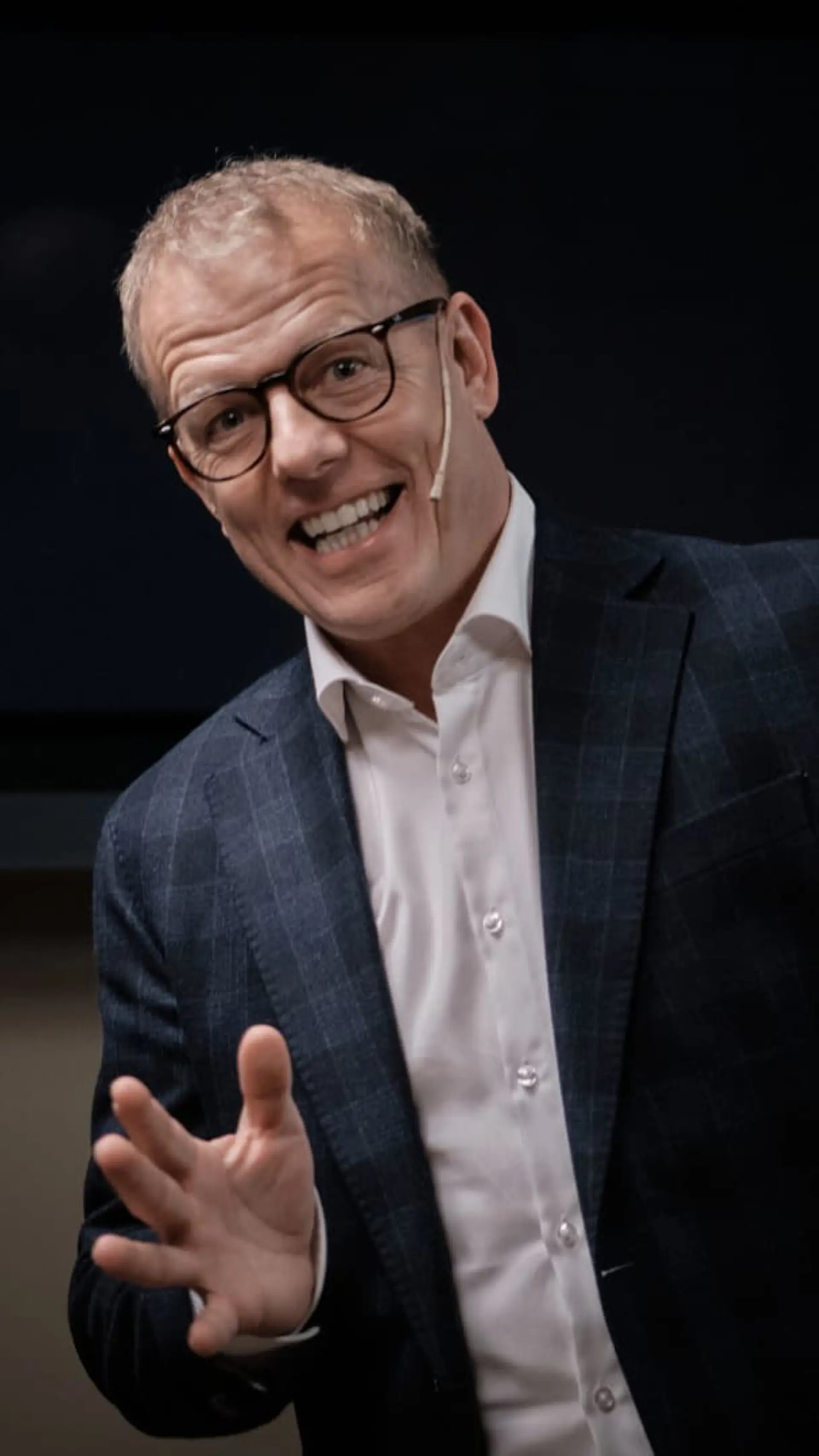 Henning Aarekol - <p data-start="222" data-end="408">Henning Aarekol holder foredrag om emosjonell intelligens, relasjoner og kommunikasjon – basert på erfaring som sykepleier og EQ-terapeut.</p>