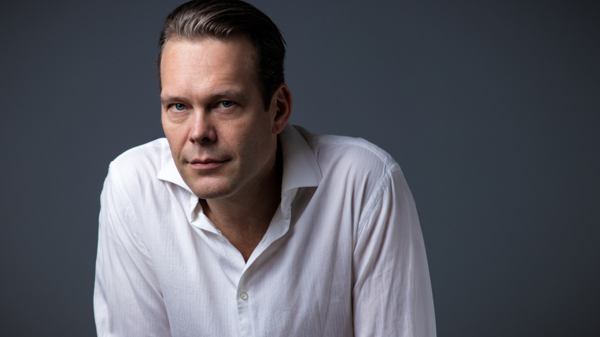 Håvard Bakke - <p data-start="459" data-end="587">Håvard Bakke holder inspirerende foredrag om prestasjon, utvikling og relevans – basert på over 35 år på scenen og foran kamera.</p>