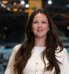 Karoline Solberg Kjønniksen - Karoline Solberg Kjønniksen holder inspirerende foredrag om ledelse, vekststrategi og bærekraftig merkevarebygging fra Holzweiler til Fæbrik.