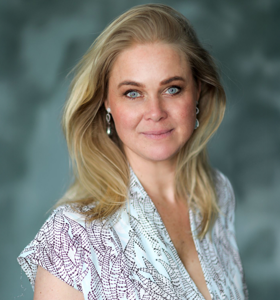 Bjørg Thorhallsdottir - Internasjonal kunstner innen grafikk, installasjoner og akttegninger. Hun er like trollbindende som kunsten sin.