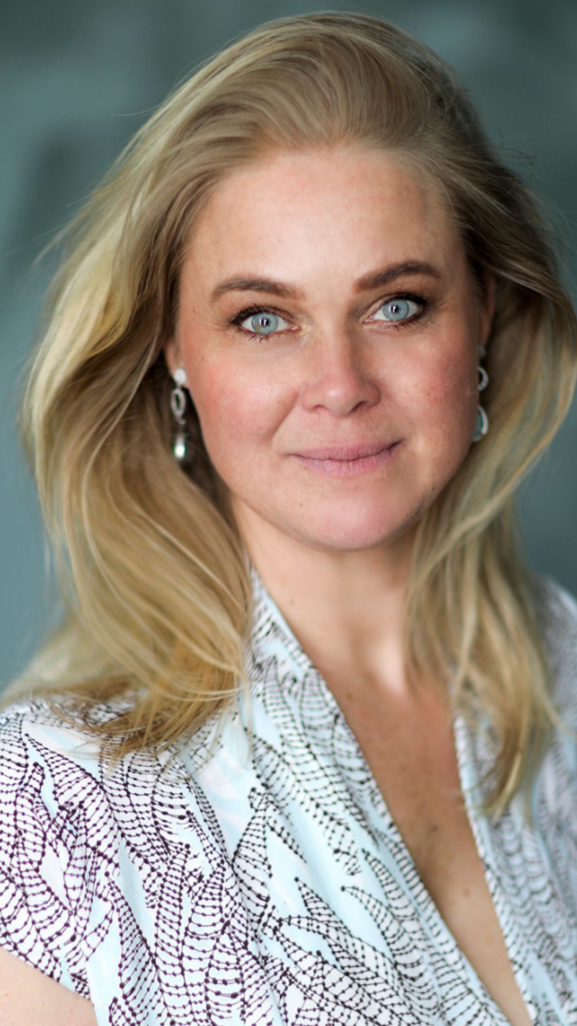 Bjørg Thorhallsdottir - Internasjonal kunstner innen grafikk, installasjoner og akttegninger. Hun er like trollbindende som kunsten sin.