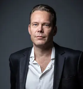 Håvard Bakke - Håvard Bakke holder inspirerende foredrag om prestasjon, utvikling og relevans – basert på over 35 år på scenen og foran kamera.