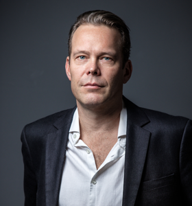 Håvard Bakke - Håvard Bakke holder inspirerende foredrag om prestasjon, utvikling og relevans – basert på over 35 år på scenen og foran kamera.